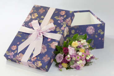 Die Brautkleidbox Blue Flora wird mit einer passenden rasafarbenen Satinschleife komplettiert.
